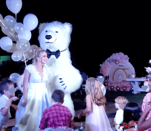 The White Polar Bear came to the wedding to deliver the gift to the bride and groom. Gift Delivery. Wedding gift. Polar bear surprise. White Polar Bear at the wedding.